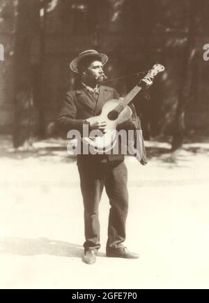 Eugène Atget french ​flâneur - photo ancienne - la chanteuse italienne - musicien de rue - Guitare - vers 1900 Banque D'Images