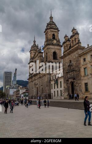 BOGOTA, COLOMBIE - 24 SEPTEMBRE 2015 : place Bolivar dans le centre de Bogota. Cathédrale également présente. Banque D'Images