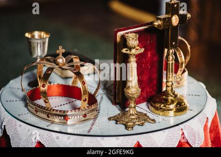 Couronnes de mariage traditionnelles sur la table dans l'église Banque D'Images