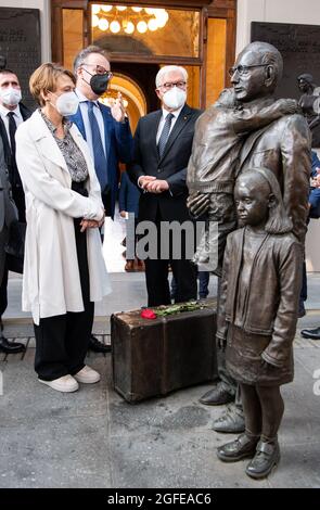 Prag, République tchèque. 25 août 2021. Le président fédéral Frank-Walter Steinmeier et son épouse Elke Büdenbender visitent un monument commémoratif à Sir Nicholas Winton en compagnie de Tomas Kafka (M), ambassadeur de la République tchèque en Allemagne, à la gare principale de Prague. Le banquier britannique, alors âgé de 30 ans à peine, a organisé le sauvetage de 669 enfants majoritairement juifs de Tchécoslovaquie, déjà occupés par des nazis, en train de Prague à Londres en 1939. Le Président fédéral Steinmeier et sa femme sont en visite de trois jours en République tchèque. Credit: Bernd von Jutrczenka/dpa/Alamy Live News Banque D'Images