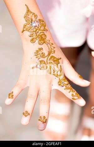 Filles mains avec tatouages au henné, Maroc, Marrakech Banque D'Images