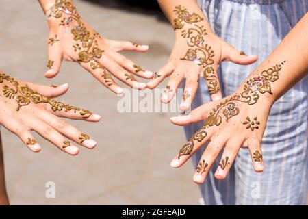 Filles mains avec tatouages au henné, Maroc, Marrakech Banque D'Images
