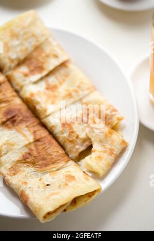 Crêpes marocaines au miel, servies avec du jus d'orange et du café Banque D'Images