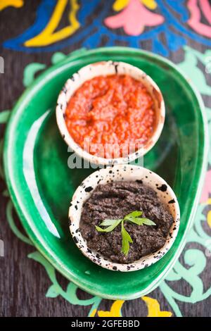 Pâte de tomate Harissa et pâte d'olives noires.Hors-d'œuvre, Maroc Banque D'Images