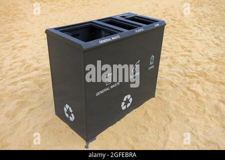 Une poubelle publique extérieure sur une plage à Dubaï Banque D'Images