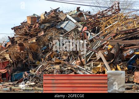 Grande pile de métal de rebut prête pour le recyclage Banque D'Images