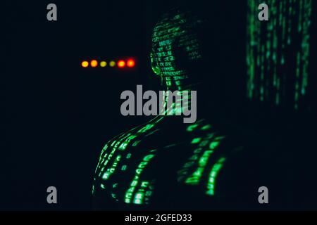 Jeune homme avec des lettres abstraites geen sur son visage dedans le noir Banque D'Images