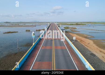 Vue aérienne Drone photo du pont (pont Ekachai) route colorée pont traverser le lac à Talay Noi dans la province de Phatthalung en Thaïlande Banque D'Images