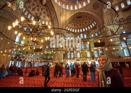 Istanbul, Turquie - 1er avril 2017 : intérieur de la Mosquée bleue également appelée mosquée du Sultan Ahmed ou mosquée du Sultan Ahmet à Istanbul, Turquie.Ceiling Banque D'Images