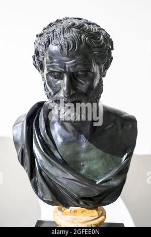 Democrite (c. 460 – c. 370 BC) le philosophe pré-socratique grec ancien se souvient principalement aujourd'hui pour sa formulation d'une théorie atomique de l'univers. - buste en bronze