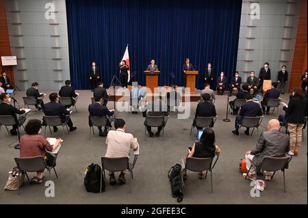 Tokyo, Japon. 25 août 2021. Le Premier ministre japonais Yoshihide Suga (en haut, C) assiste à une conférence de presse à la résidence officielle du Premier ministre à Tokyo. (Image de crédit: © POOL via ZUMA Press Wire)