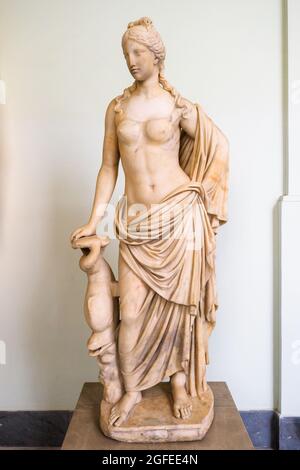 Aphrodite de la 'nature de Vénus' avec dauphin du 2ème siècle AD copie d'un original grec du 2ème-1ème siècle av. J.-C. Banque D'Images