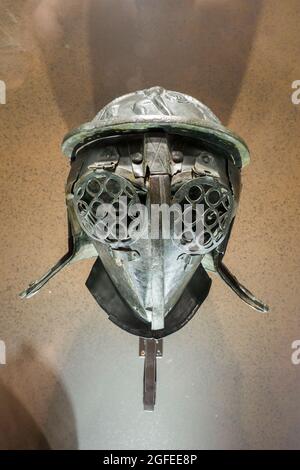 Casque de bronze du gladiateur de provocateur - caserne de gladiateurs, Pompéi première moitié du 1er siècle après J.-C. Banque D'Images