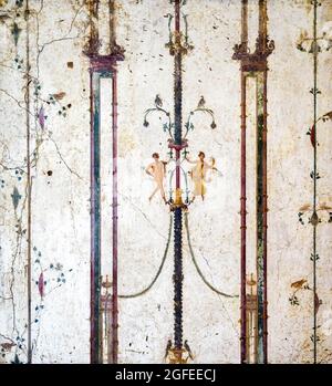 Fragment avec un fond blanc, détaché du panneau droit du mur d'entrée, avec des piliers enveloppés dans des branches lierre; au milieu, des architectures avec des trépieds et candélabrum avec des paons, à laquelle les figures tiennent sur - Fresco - Stabiae, Villa di Arianna 10-37 AD Banque D'Images