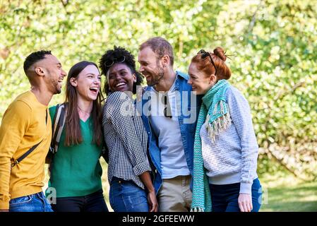 Portrait d'amis heureux posant pour la photo dans le parc public Banque D'Images