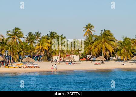 PLAYA GIRON, CUBA - 14 FÉVRIER 2016 : personnes sur une plage dans le village de Playa Giron, Cuba. Banque D'Images