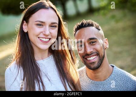 Portrait of smiling young couple Banque D'Images