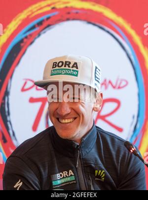 25 août 2021, Mecklembourg-Poméranie occidentale, Stralsund : Pascal Ackermann de Team Bora-hansgrohe participe à une conférence de presse avant le début du Tour d'Allemagne. Photo: Bernd Thissen/dpa Banque D'Images