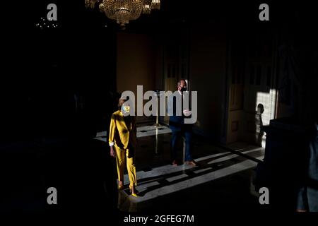 Nancy Pelosi, Présidente de la Chambre des représentants des États-Unis, démocrate de Californie, arrive pour voter au Capitole des États-Unis la loi sur les droits de vote de John Lewis le mardi 24 août 2021 à Washington, D.C., crédit: Alex Edelman / CNP /MediaPunch Banque D'Images