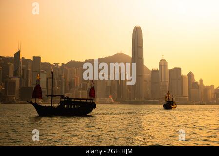 Bateau traditionnel à voile à travers le port de Victoria, Hong Kong Banque D'Images