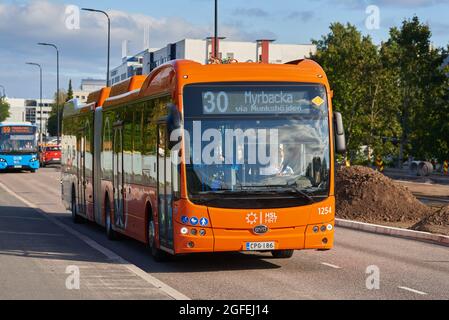 Helsinki, Finlande - 24 août 2021 : nouveau bus électrique articulé HSL exploité par Nobina sur la route de Pitajanmaki, dans la banlieue d'Helsinki, sur au Banque D'Images