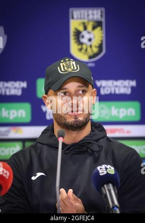 Vincent Kompany gests, entraîneur en chef d'Anderlecht, lors de la conférence de presse de l'équipe belge de football RSCA Anderlecht, à Arnhem, aux pays-Bas, mercredi Banque D'Images