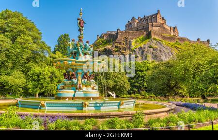 La fontaine Ross dans les jardins St Princes et le château d'Édimbourg, Edimbourg, Écosse Banque D'Images