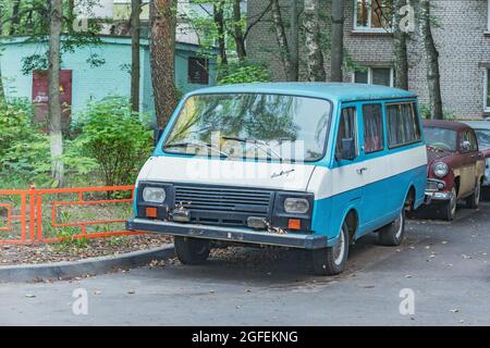 Korolev, Russie - 17 août 2021 : un mini-bus rétro soviétique se trouve dans la rue de la ville. Banque D'Images