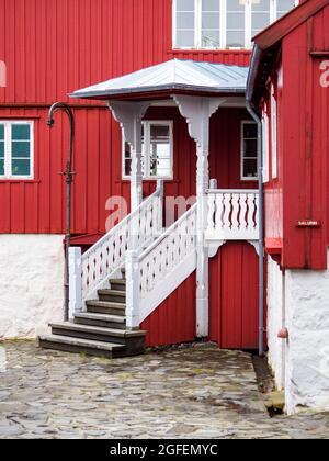 Thorshavn, îles Féroé - octobre 2020 : maison nordique rouge typique à Torshavn sur l'île de Streymoy. Vieille ville de Torshavn, Îles Féroé, Danemark, Northe Banque D'Images