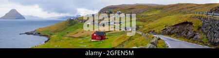 Velbastaður, île de Féroé - octobre 2020 : une route sinueuse dans le village de Velbastaður sur l'île de Vagar, îles Féroé. Le réseau routier sur la Faroe Isla Banque D'Images