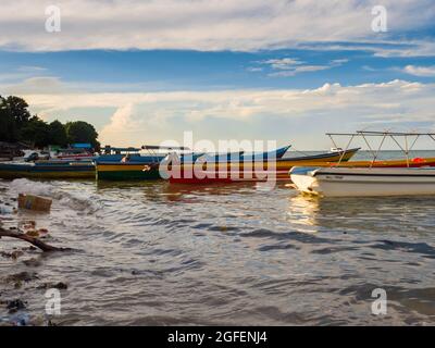 Kaimana, Arguni Bay, Indonésie - février 2018 : bateaux en bois colorés sur la plage au port d'une petite ville sur la péninsule de Bird's Head, West Papu Banque D'Images