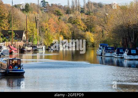 Bateaux sur la rivière Medway à Allington Locks juste à l'extérieur de Maidstone dans le Kent, Angleterre Banque D'Images