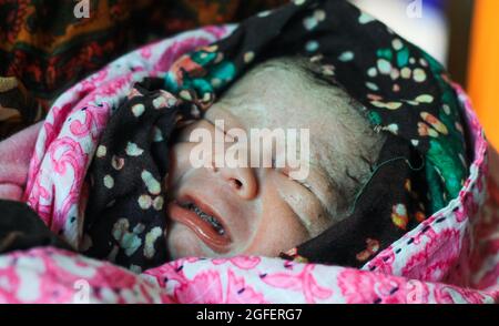 Beau bébé garçon quelques secondes après la naissance. Bébé pleure après la naissance. Banque D'Images