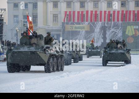 SAINT-PÉTERSBOURG, RUSSIE - 24 JANVIER 2019 : un convoi de militaires BTR-82 à la répétition du défilé militaire en l'honneur du lif Banque D'Images