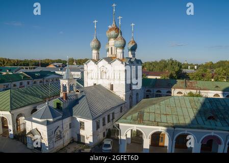 Vue de l'ancienne église du Sauveur sur la Torg, le soir ensoleillé d'août. Rostov, anneau d'or de Russie Banque D'Images