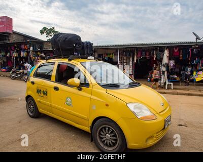 Tabatinga, Amazonas, Brésil, décembre 2017: Taxi jaune dans le port sur la rive de l'Amazone, Amazonie. Amérique latine. Brésil Banque D'Images