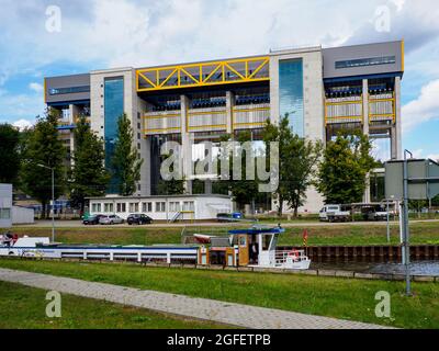 Niederfinow, Allemagne - août 2020: Nouvelle remontée mécanique moderne il se trouve sur le canal Oder-Havel près de Brandebourg. Europe Banque D'Images