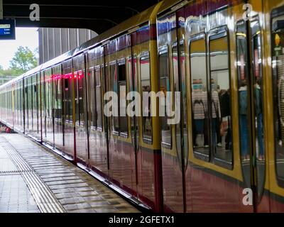 Berlin, Allemagne - août 2020 : train urbain S-Bahn traditionnel rouge jaune à Berlin arrivant à la gare Zoo de Berlin (Zoologische Garten). Europe Banque D'Images