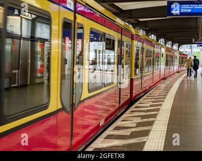 Berlin, Allemagne - août 2020 : train urbain S-Bahn traditionnel rouge jaune à Berlin arrivant à la gare Zoo de Berlin (Zoologische Garten). Europe Banque D'Images