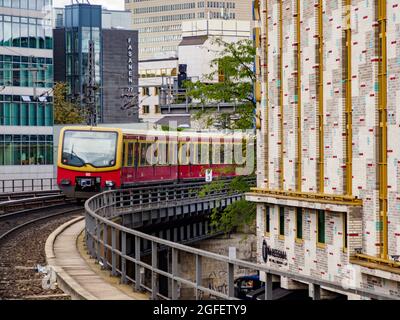 Berlin, Allemagne - août 2020 : train urbain S-Bahn traditionnel rouge jaune à Berlin arrivant à la gare Zoo de Berlin (Zoologische Garten). Europe Banque D'Images