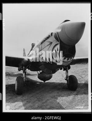 Avion. Armée. Un des « Flying Tigers » redoublé prêt à partir d'un point d'Alaska dans un avion de chasse P-40 de Curtiss. 1944. Banque D'Images