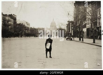 Dimanche. 7 y. Old News-boy – 1912 avril – photo de Lewis Hine. Capitole des États-Unis en arrière-plan / Washington DC. Banque D'Images