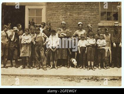 Quelques jeunes travailleurs de West End Shoe Factory, Lynchburg (Virginie). Travail des enfants. Lewis Hine, 1874-1940, photographe. Mai 1911. Banque D'Images