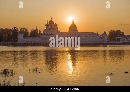 Coucher de soleil de septembre sur le monastère d'Ipatiev. Kostroma, anneau d'or de Russie Banque D'Images