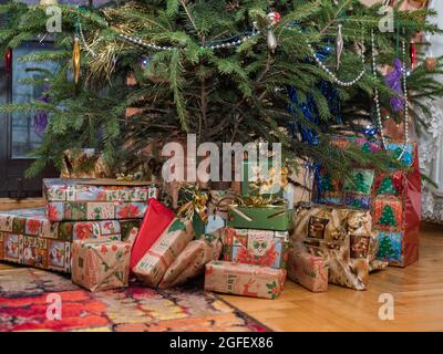 Cadeaux emballés dans un joli papier de couleur sous l'arbre de Noël. Pologne, Europe Banque D'Images