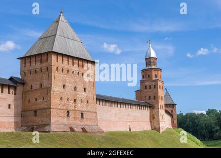 Tours de Novgorod Detinets le jour ensoleillé de juillet. Veliky Novgorod, Russie Banque D'Images