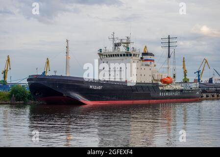 SAINT-PÉTERSBOURG, RUSSIE - le 02 AOÛT 2020 : brise-glace russe « Mudyug » dans le port de Saint-Pétersbourg, dans une soirée d'août trouble Banque D'Images