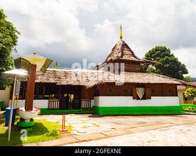 Ambon Island, Indonésie, février 2018 : la vieille mosquée de Wapauwe est une mosquée historique dans le village de Kaitetu. Fondée en 1414, elle est la plus ancienne mosquée du Mo Banque D'Images