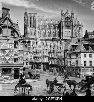 Photo du début du XXe siècle de véhicules tirés par des chevaux et de conducteurs près du port de Cobh, comté de Cork, Irlande. Au-dessus d'eux se trouve l'église encore inachevée de la cathédrale Saint-Colman, généralement connue sous le nom de cathédrale de Cobh. Le port, appelé 'Cove' en 1750, rebaptisé 'Queenstown' par les Britanniques en 1849 pour commémorer une visite de la reine Victoria, et finalement changé en Cobh, pendant la guerre d'indépendance irlandaise en 1920. Banque D'Images