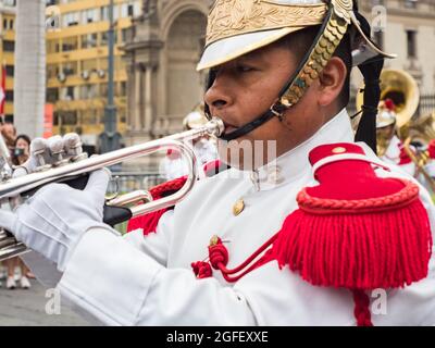 Lima, Pérou - Déc, 2019: Gros plan d'un homme jouant la trompette. Les gardes du Palais présidentiel donnent un concert sur la Plaza de Armas avant le c Banque D'Images